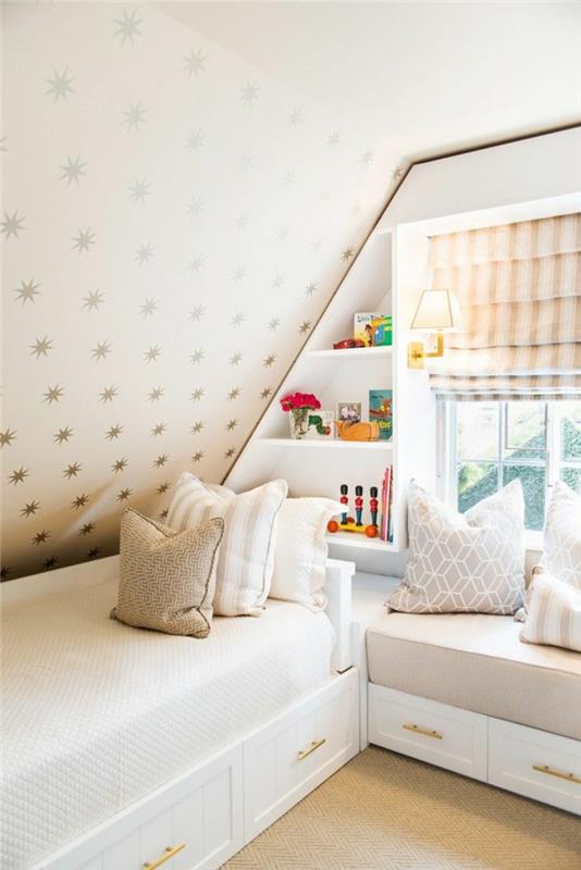 παιδικό δωμάτιο με κεκλιμένες οροφές ρίξτε μαξιλάρια γραφικά μοτίβα ράφια τοίχου τοίχοι αστέρια ταπετσαρίας τοίχου