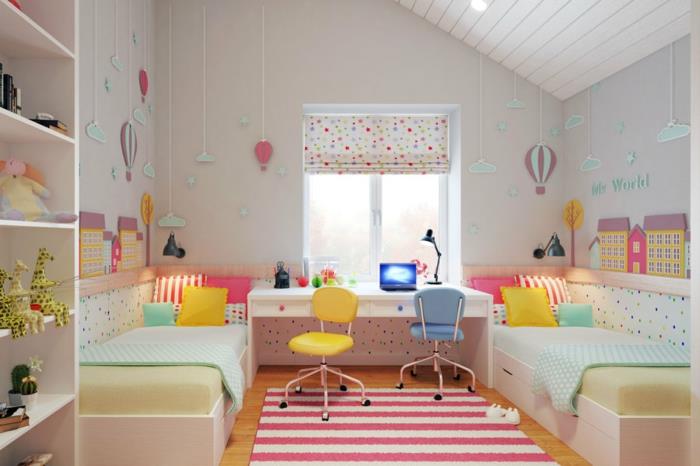 παιδικό δωμάτιο με κεκλιμένες οροφές γραφείο καρέκλες γραφείο περσίδες παράθυρο διακόσμηση τοίχου μπαλόνι
