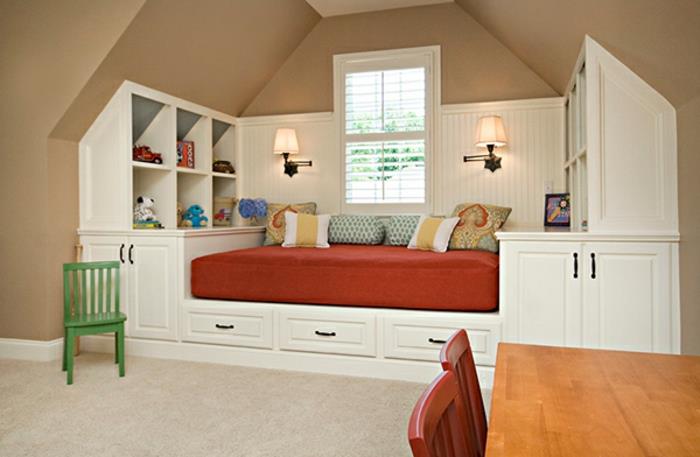 Παιδικό δωμάτιο με επικλινή θέση στο κρεβάτι, ράφια τοίχου, συρτάρια
