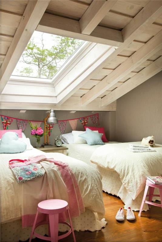 Παιδικό δωμάτιο με επικλινή στέγη σοφίτα κρεβάτια σοφίτα ροζ σκαμπό φεγγίτη