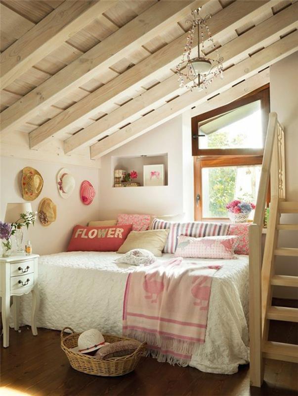 παιδικό δωμάτιο με κεκλιμένα δοκάρια οροφής ξύλινη διακόσμηση τοίχων καπέλα ψάθινο καλάθι κρεβάτι vintage κομοδίνο στυλ εξοχικό σπίτι