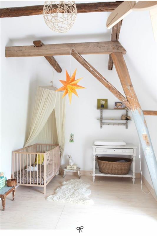 παιδικό δωμάτιο με κεκλιμένα δοκάρια οροφής φυσικό ξύλο βρεφικό κρεβάτι ψάθινο δέρμα ψάθινο καλάθι μπουφέ vintage βρεφικό δωμάτιο