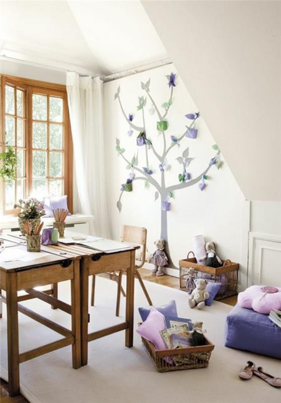 παιδικό δωμάτιο με κεκλιμένη στέγη επίπλωση ιδέες γραφεία καρέκλα διακόσμηση τοίχου τοίχο αυτοκόλλητο δέντρο