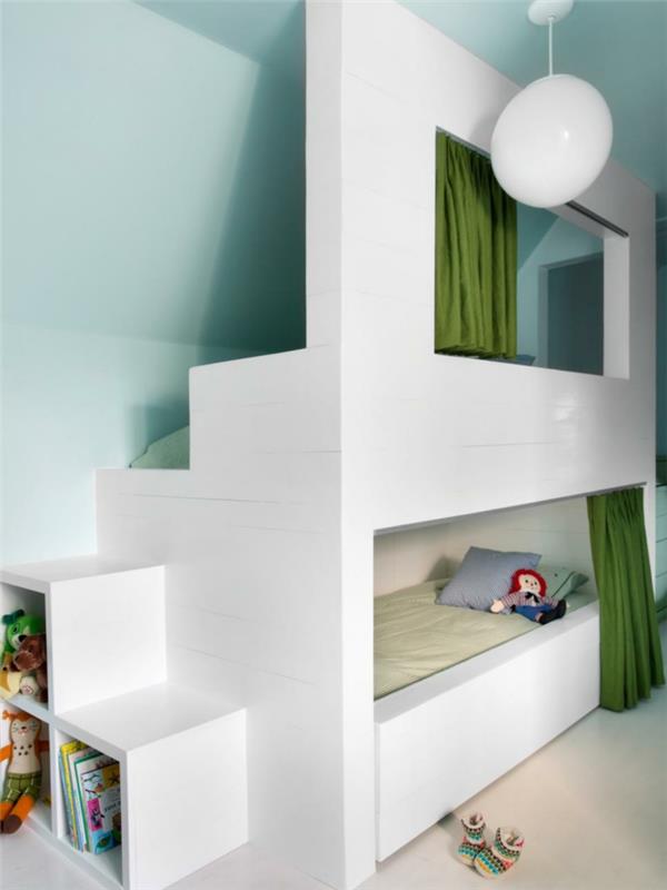 παιδικό δωμάτιο με κεκλιμένη κουκέτα αποθηκευτικό χώρο παιχνίδια πράσινες κουρτίνες