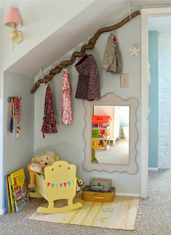 παιδικό δωμάτιο με επικλινή γκαρνταρόμπα driftwood μπουφάν από φυσικό ξύλο κουνιστό κρεβάτι χαριτωμένα παιχνίδια