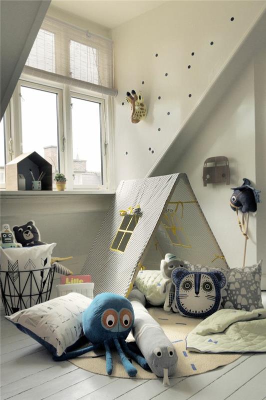 Παιδικό δωμάτιο με κεκλιμένη οροφή, ζεστή γωνιά, χώρο παιχνιδιού, μαξιλάρι καθίσματος, αγκαλιά παιχνίδια