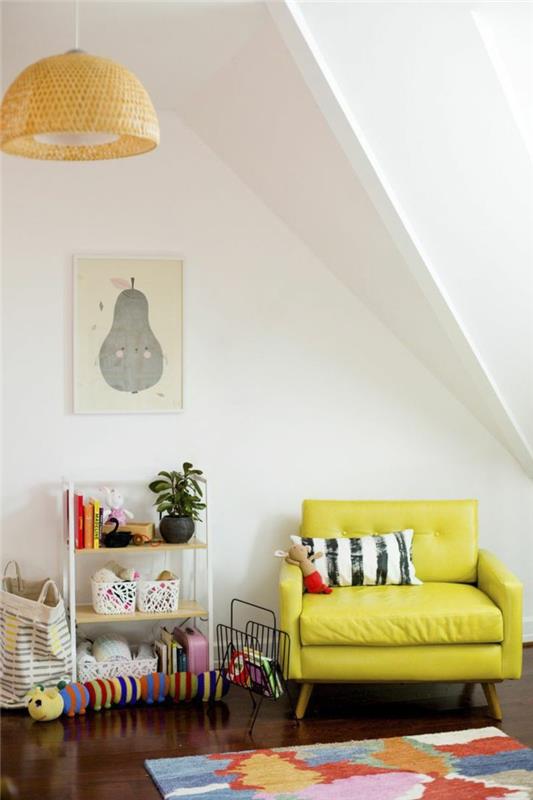 παιδικό δωμάτιο με επικλινή δερμάτινη πολυθρόνα οροφής κίτρινο-πράσινο μπουφέ πολύχρωμο παιδικό χαλί