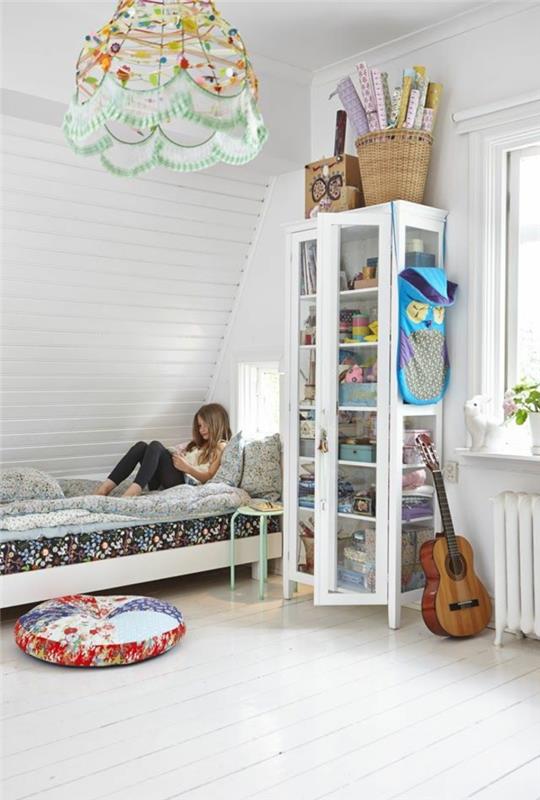 παιδικό δωμάτιο με κεκλιμένη στέγη κοριτσίστικο δωμάτιο βιτρίνα λευκό κρεβάτι κάθισμα μαξιλάρι diy pendelleucthe