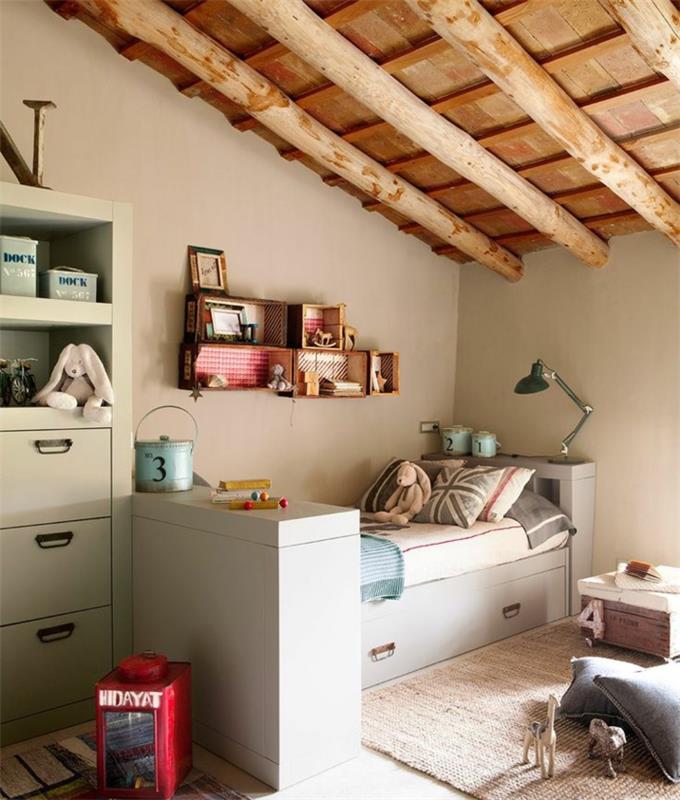 παιδικό δωμάτιο με κεκλιμένα δοκάρια στην οροφή φυσικό ξύλο ντουλάπια κρεβάτι ντουλάπια μαξιλάρια χαλιού sisal