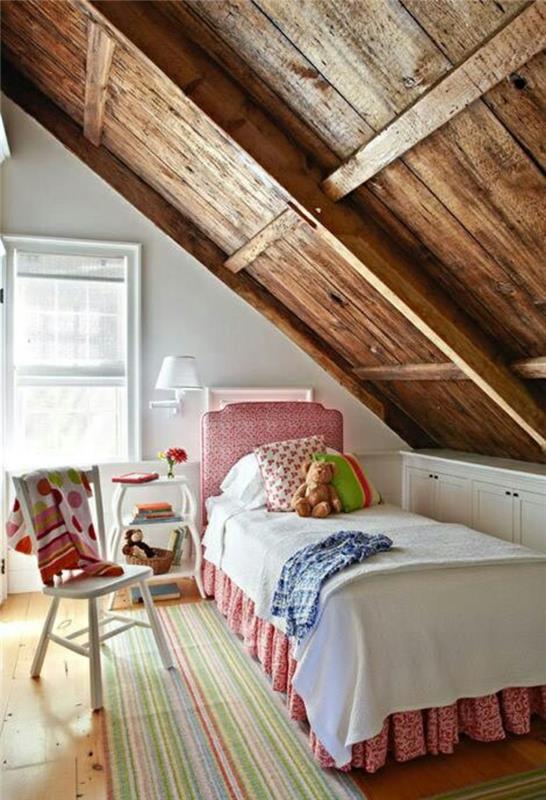 παιδικό δωμάτιο με κεκλιμένη στέγη ρουστίκ επίπλωση ριγέ χαλί κρεβάτι καρέκλα κομοδίνο vintage