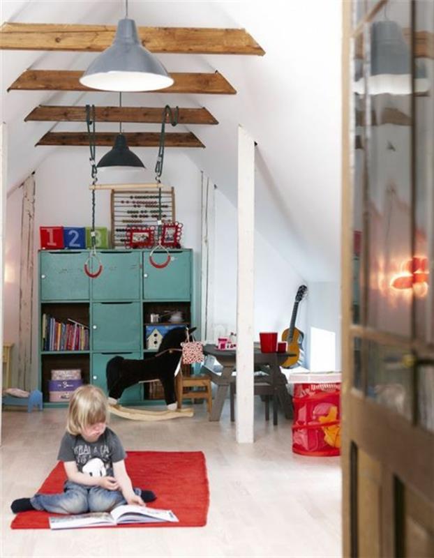 παιδικό δωμάτιο με κεκλιμένο χώρο παιχνιδιού οροφής παιδιά ανοιχτά δοκάρια οροφής κρεμαστά φώτα βιομηχανικά