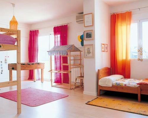 παιδικό δωμάτιο παίζουν ξύλο διακοσμητικά στοιχεία κουρτίνες φωτεινά ζεστά χρώματα