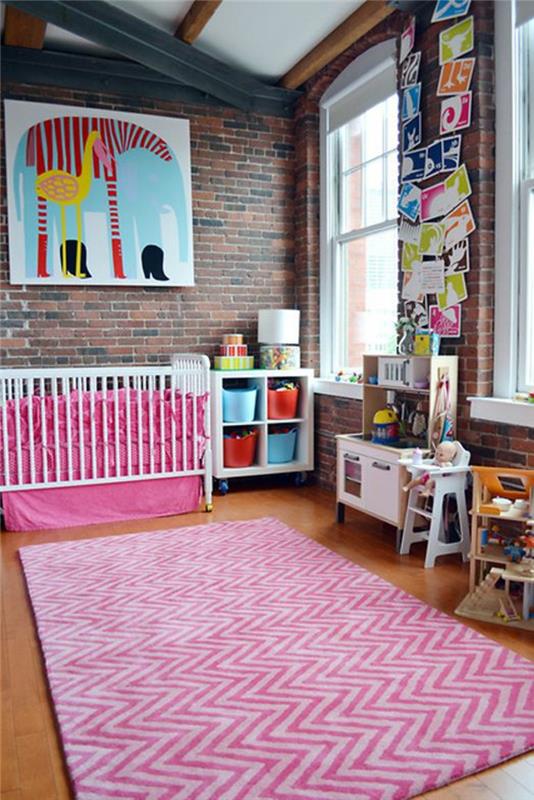 παιδικό δωμάτιο χαλί zig zag μοτίβο ροζ αποχρώσεις τοίχο από τούβλα