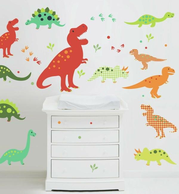 Ομορφύνουν τους τοίχους του παιδικού δωματίου να κολλάνε σε χρωματιστά ζώα