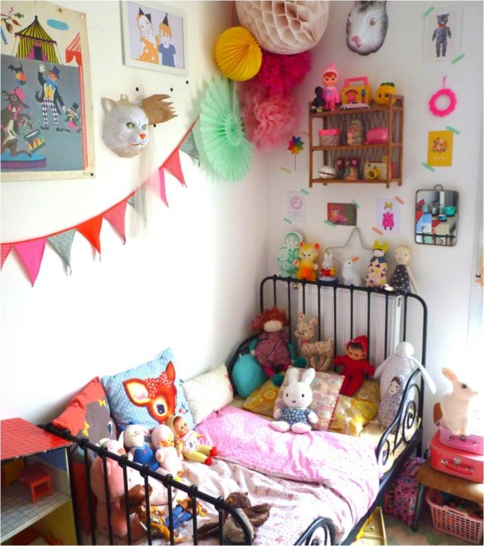 σχεδιασμός παιδικού δωματίου λευκοί τοίχοι χρωματισμένοι βρεφικοί κρεβατάκια διακόσμησης παιδικού δωματίου