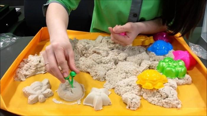 Το να κάνεις κινητική άμμο είναι παιδικό παιχνίδι