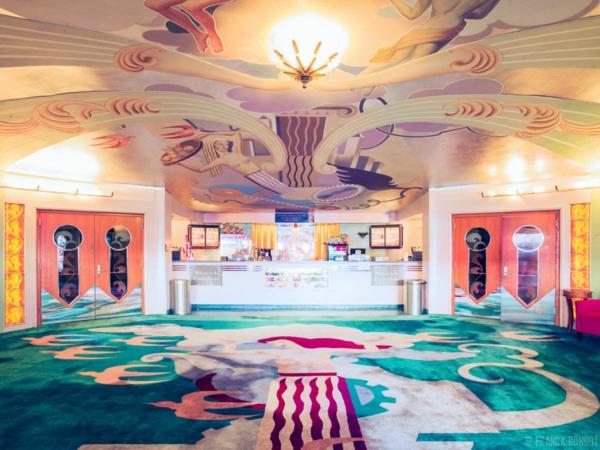 παγκόσμιες κινηματογραφικές αίθουσες πολύχρωμα χρώματα