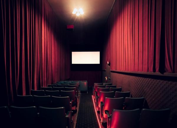 κινηματογράφοι παγκοσμίως κινηματογραφικές αίθουσες κόκκινη κουρτίνα στενό χώρο