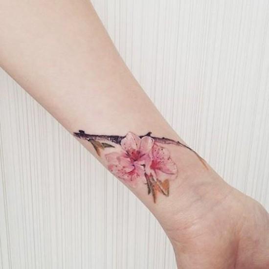 τατουάζ άνθη κερασιού στον καρπό