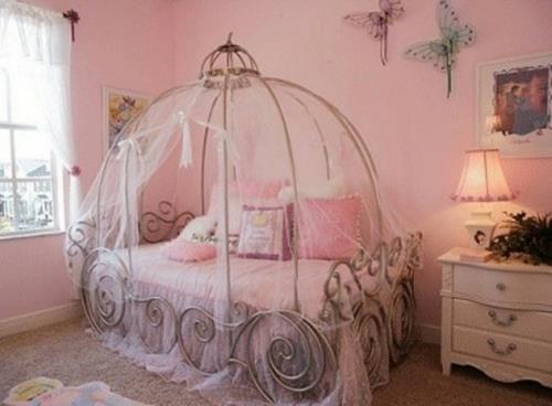 κλασικό κρεβάτι μεταφοράς στο παιδικό δωμάτιο ροζ χρώματα ιδέα κορίτσι