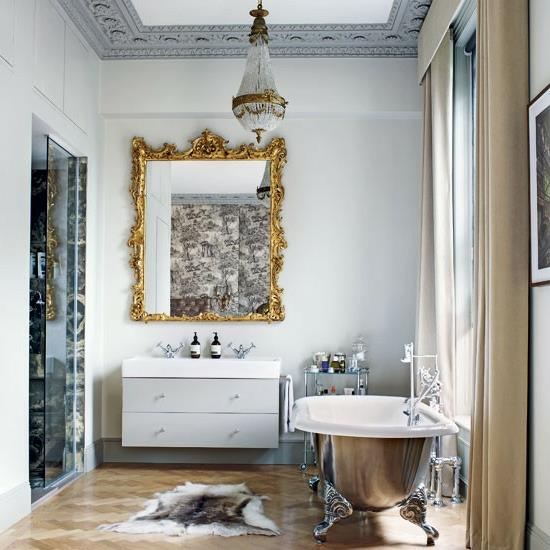 κλασικό μπάνιο πολυθρόνα με καθρέφτη τοίχου
