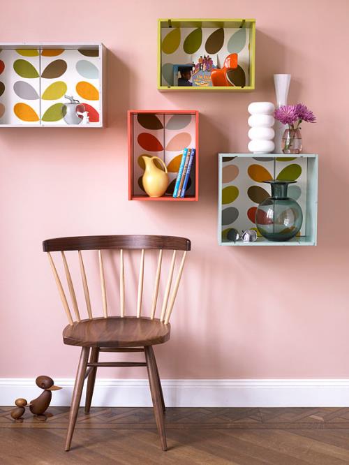 κλασικά έπιπλα από ράφια από φυσικό ξύλο σε έντονα χρώματα σε συνδυασμό ροζ διακοσμητικά μοτίβα τοίχου