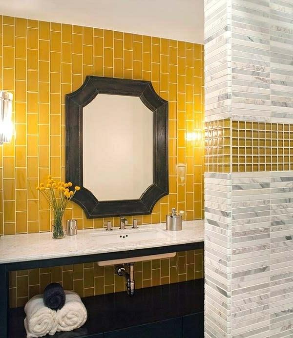 κλασικά τοποθετημένα κάθετα κίτρινα κεραμίδια νιπτήρας καθρέφτη τοίχου