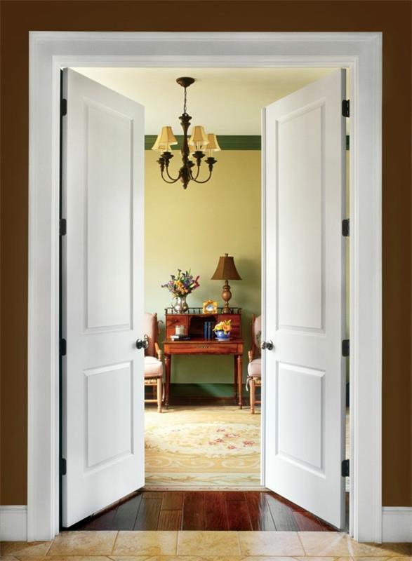 κλασική λευκή πόρτα με διπλή πτέρυγα στο υπνοδωμάτιο