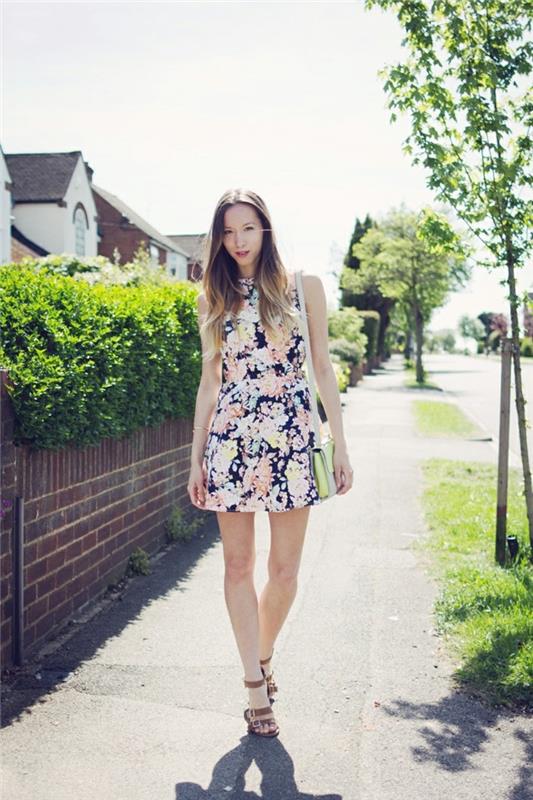 φόρεμα με λουλουδάτο μοτίβο που πηγαίνει βόλτα το καλοκαίρι