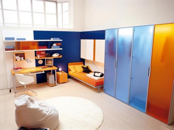 ντουλάπα μπλε πορτοκαλί ράφια τοίχος παιδικό δωμάτιο μεταμορφωμένο έπιπλο