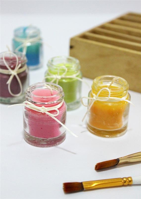 φτιάξτε μικρά αρωματικά κεριά πολύχρωμα σε ένα ποτήρι