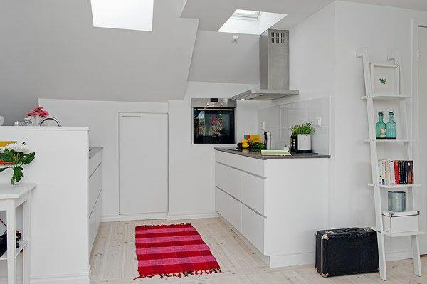 μικρή κουζίνα στην οροφή σε λευκές ιδέες σκάλες