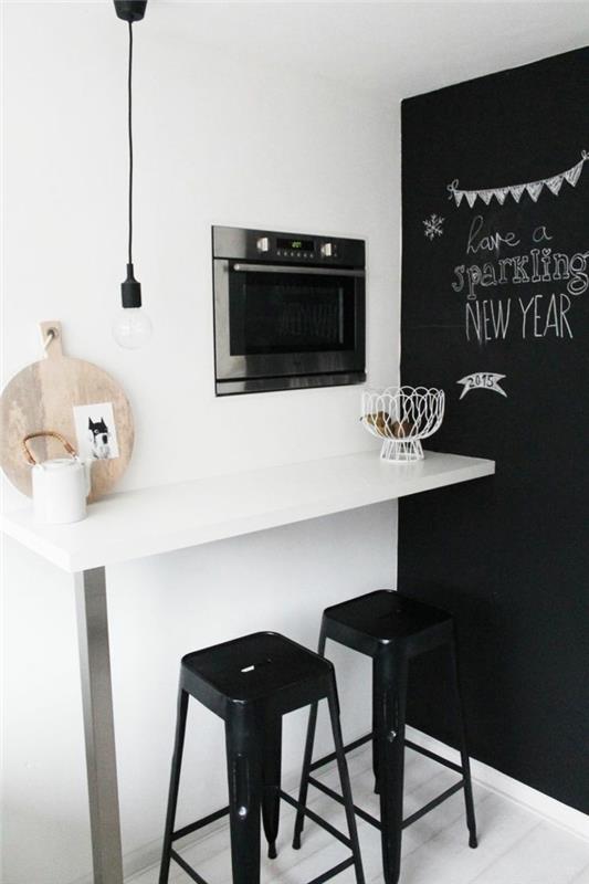 μικρή κουζίνα έχει συσταθεί μικρή τραπεζαρία μαύρος τοίχος προφοράς