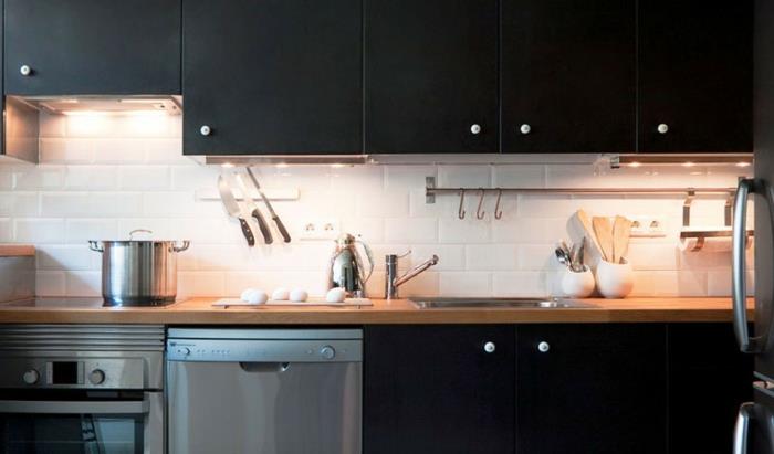 μικρές κουζίνες σκούρα ντουλάπια κουζίνας λευκά πλακάκια τοίχου