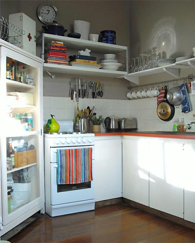 Οι μικρές κουζίνες δημιουργούν λευκά ντουλάπια κουζίνας με ανοιχτά ράφια τοίχου