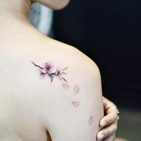 μικρό κεράσι τατουάζ sakura στον ώμο