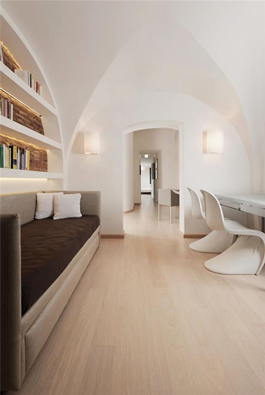 μικρό ρετιρέ μινιμαλιστικό εσωτερικό σχέδιο λευκοί τοίχοι πλαστικές καρέκλες καναπέδες βιβλιοθήκες