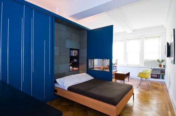 μικρό υπνοδωμάτιο πτυσσόμενο κρεβάτι και ντουλάπα σε μπλε κοβάλτιο