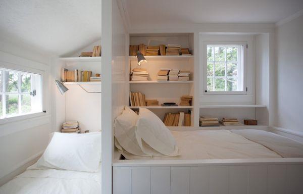 Κάντε τα μικρά υπνοδωμάτια δημιουργικά αποτελεσματικά σε λευκό χρώμα με πολλά ράφια βιβλίων