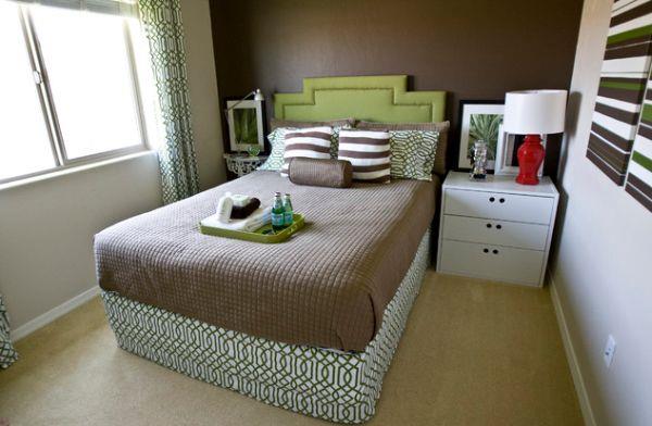 δημιουργικά σχεδιασμένα μικρά υπνοδωμάτια στενό διπλό κρεβάτι με γρασίδι-πράσινο κεφαλάρι