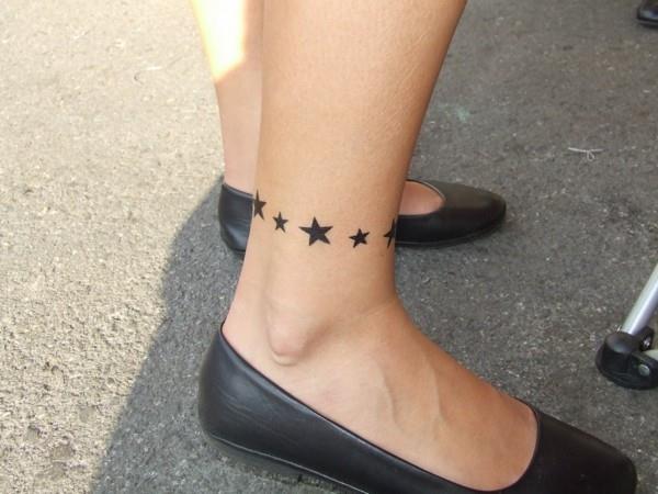 μικρό τατουάζ αστέρι στον αστράγαλο