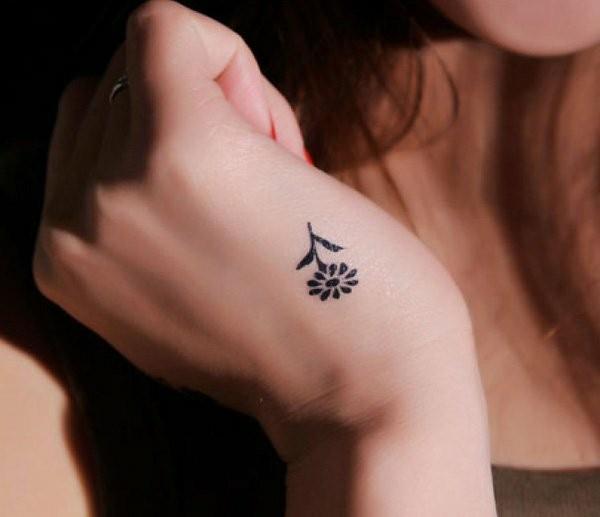μικρά τατουάζ γυναίκες λουλούδι χέρι τατουάζ