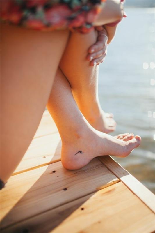μικρά τατουάζ γυναίκες κυματίζουν