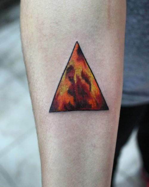 μικρά τατουάζ άνδρες πολύχρωμο τρίγωνο