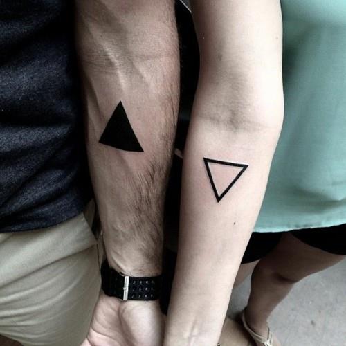 μικρά τατουάζ άνδρες τρίγωνο αντιβράχιο τατουάζ συνεργάτη