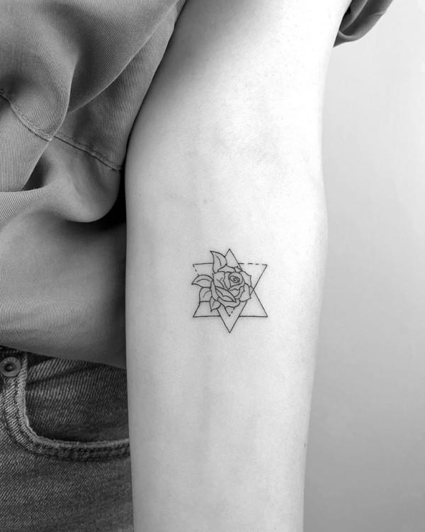 μικρό τατουάζ αστέρι με τριαντάφυλλο