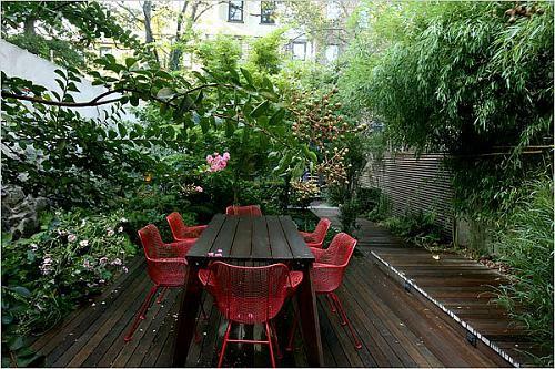 μικρός αστικός κήπος σχεδιάζει δάπεδο μεταλλικές κόκκινες καρέκλες