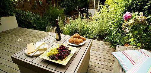 μικρό-αστικό-κήπο-σχέδια-ξύλινο-δάπεδο-τραπεζάκι-πιάτα-γεύμα