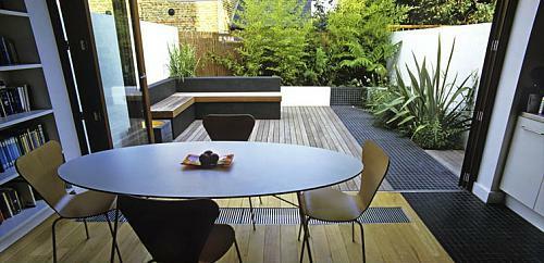 μικρός αστικός κήπος σχεδιάζει ξύλινο τραπέζι καρέκλα οβάλ