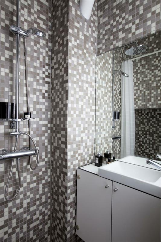 μικρό διαμέρισμα με έπιπλα μπάνιου ψηφιδωτά πλακάκια τοίχου